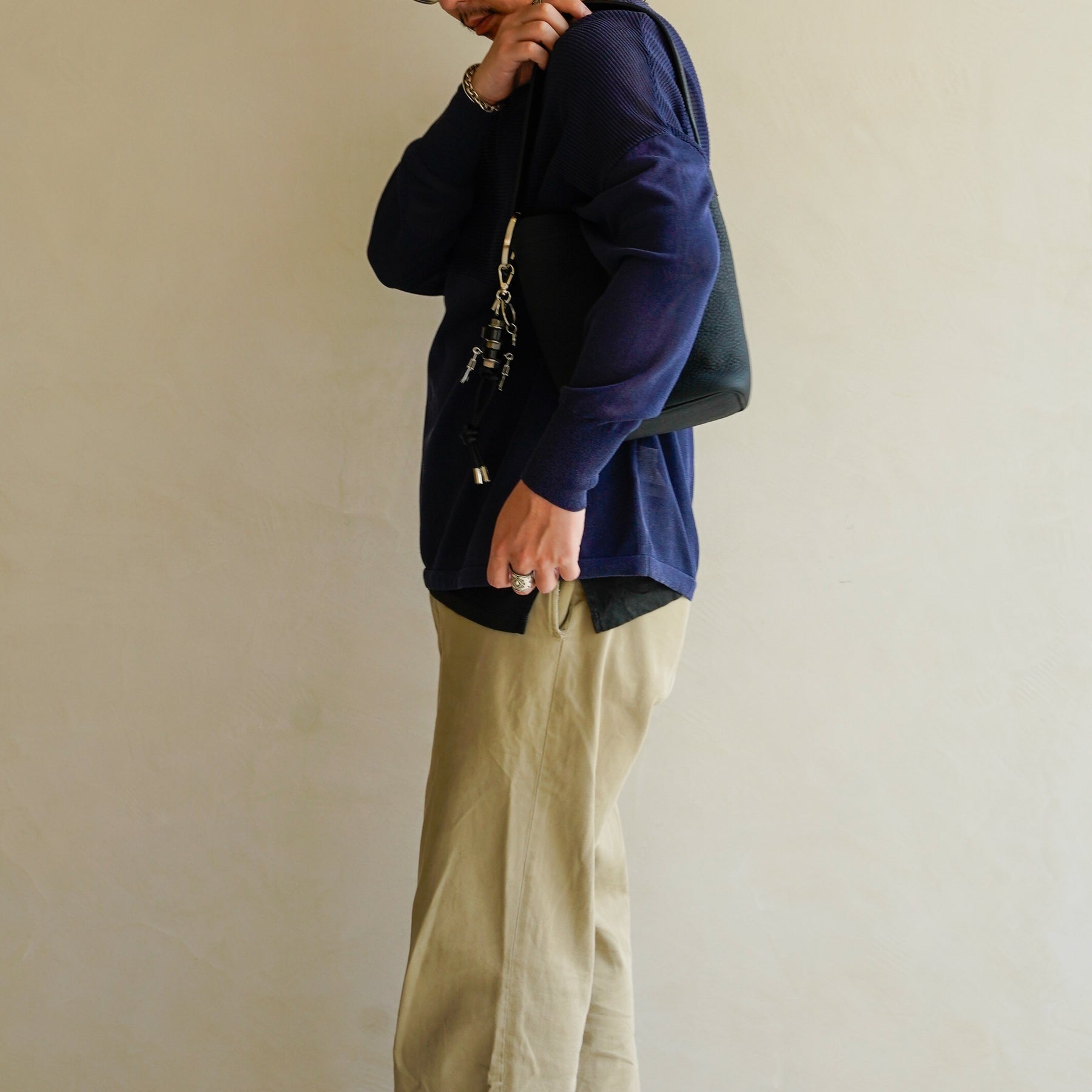 MARY BUCKET SHOULDER MINI / DIPLO SKY｜上品ミニバケットレザーバッグ｜メンズ着用画像 スタイリング コーディネート｜ITTI（イッチ）公式