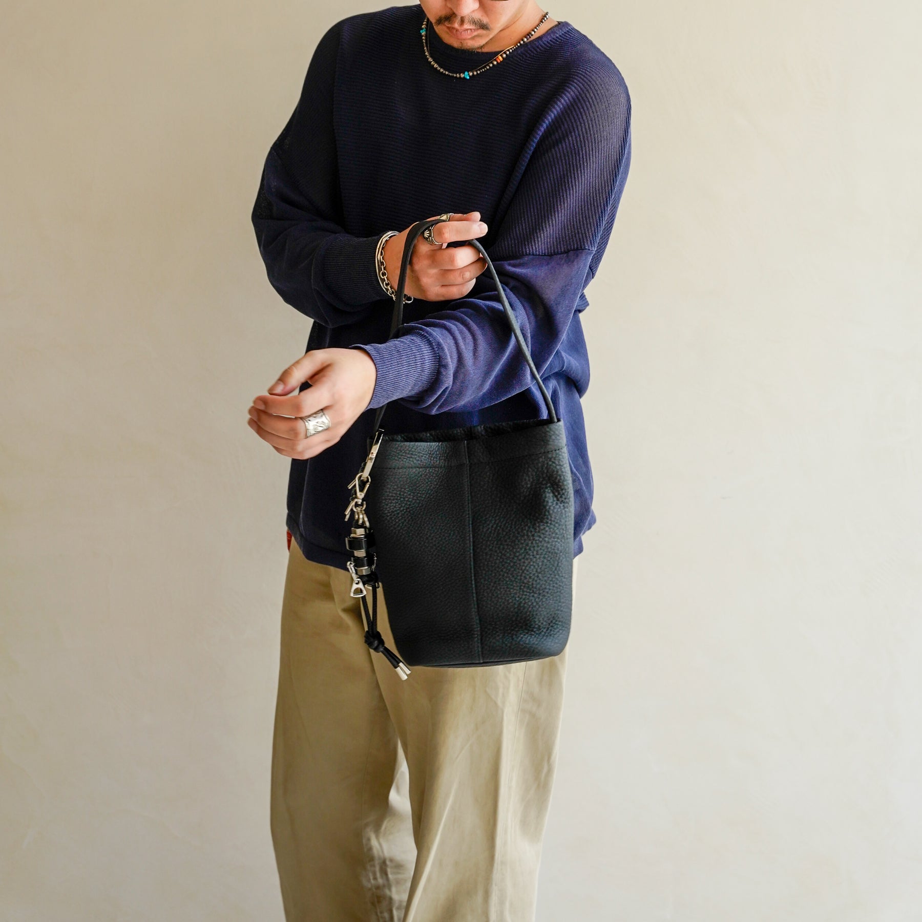 MARY BUCKET SHOULDER MINI / DIPLO SKY｜上品ミニバケットレザーバッグ｜メンズ着用画像 スタイリング コーディネート｜ITTI（イッチ）公式