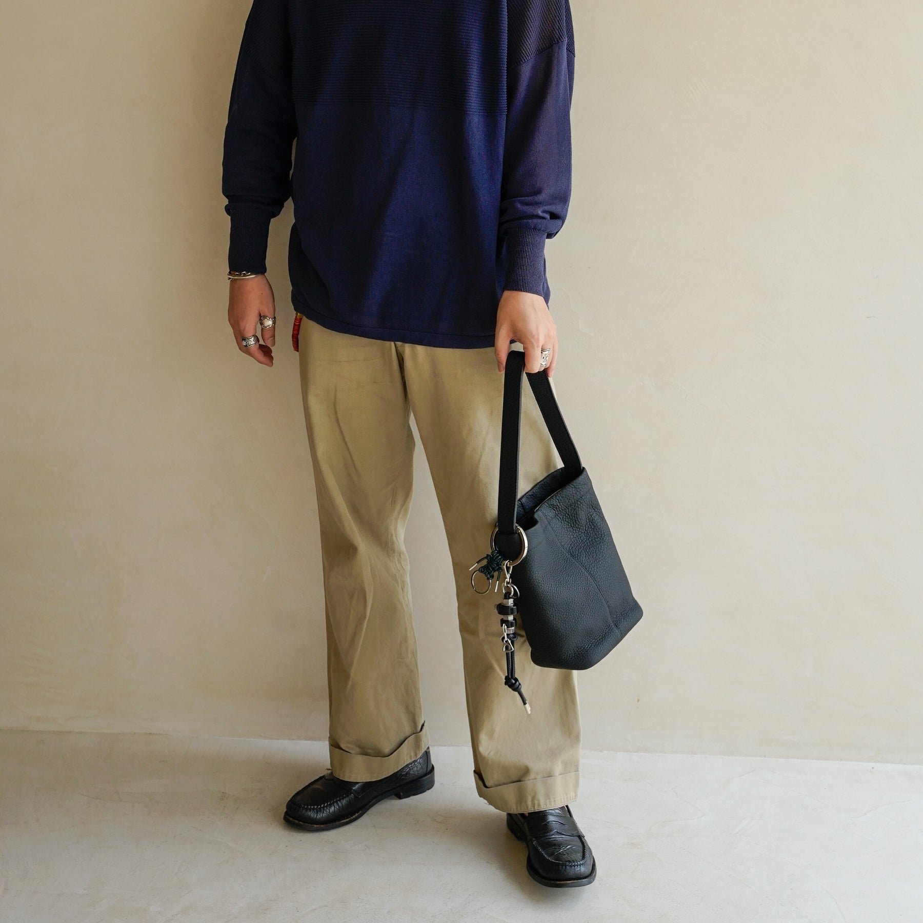 MARY BUCKET SHOULDER MINI / DIPLO SKY｜上品ミニバケットレザーバッグ｜メンズ着用画像 スタイリング コーディネート｜ITTI（イッチ）公式
