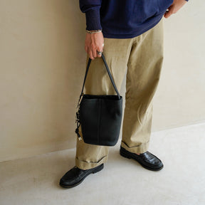 MARY BUCKET SHOULDER MINI / DIPLO SKY｜上品ミニバケットレザーバッグ｜メンズ着用画像 スタイリング コーディネート｜ITTI（イッチ）公式