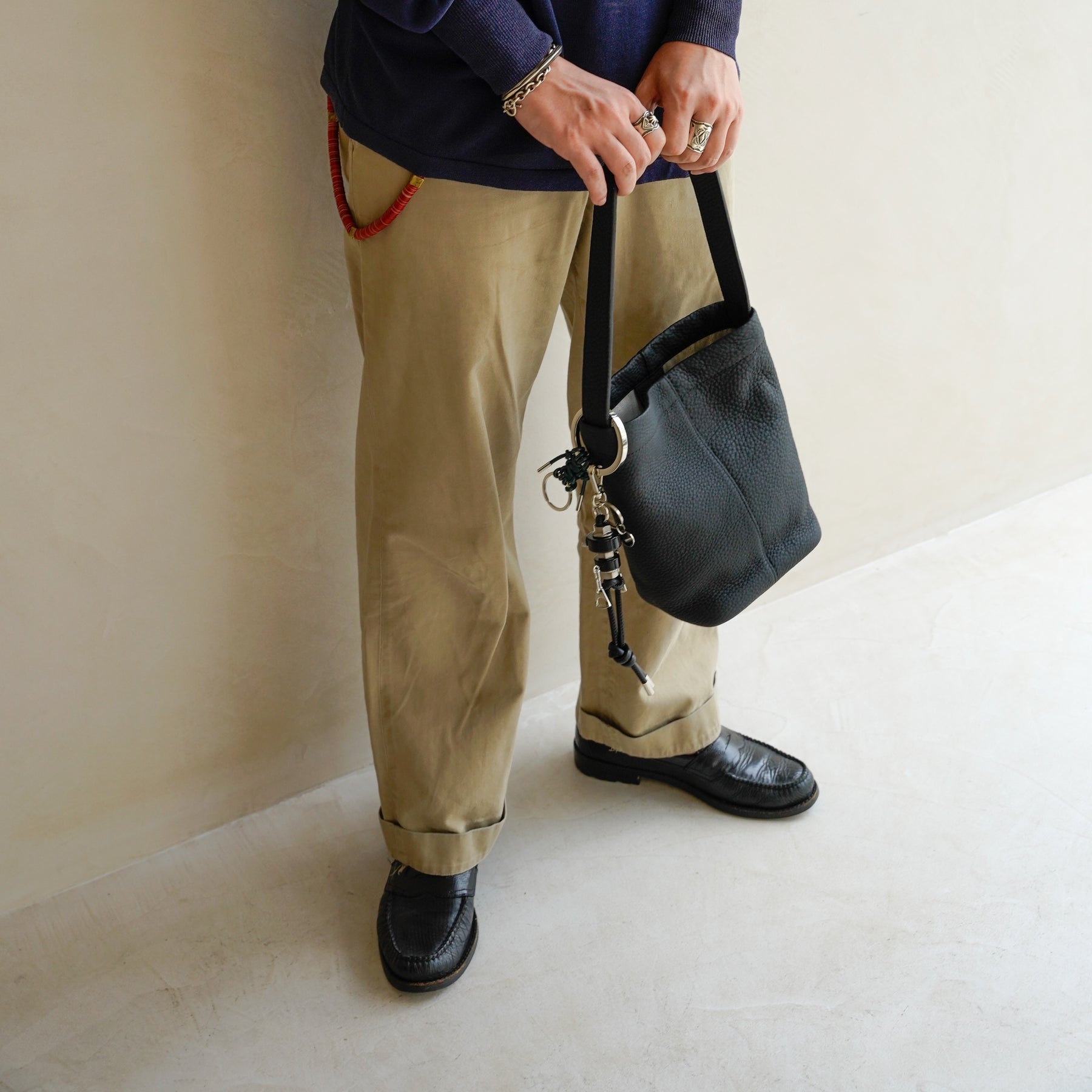 MARY BUCKET SHOULDER MINI / DIPLO SKY｜上品ミニバケットレザーバッグ｜メンズ着用画像 スタイリング コーディネート｜ITTI（イッチ）公式