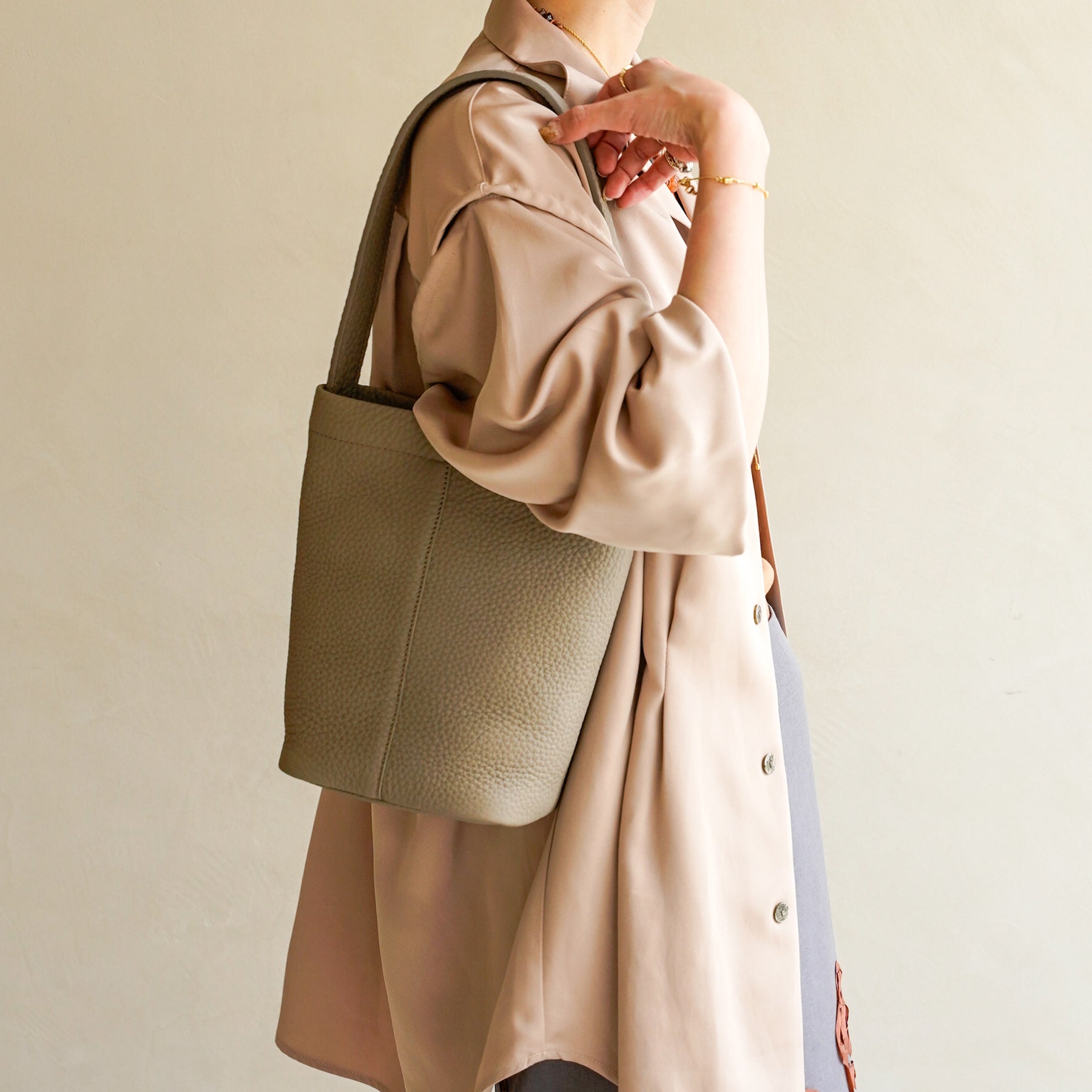 MARY BUCKET SHOULDER MINI / DIPLO SKY｜上品ミニバケットレザーバッグ｜レディース着用画像 スタイリング コーディネート｜ITTI（イッチ）公式