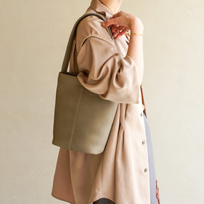 MARY BUCKET SHOULDER MINI / DIPLO SKY｜上品ミニバケットレザーバッグ｜レディース着用画像 スタイリング コーディネート｜ITTI（イッチ）公式