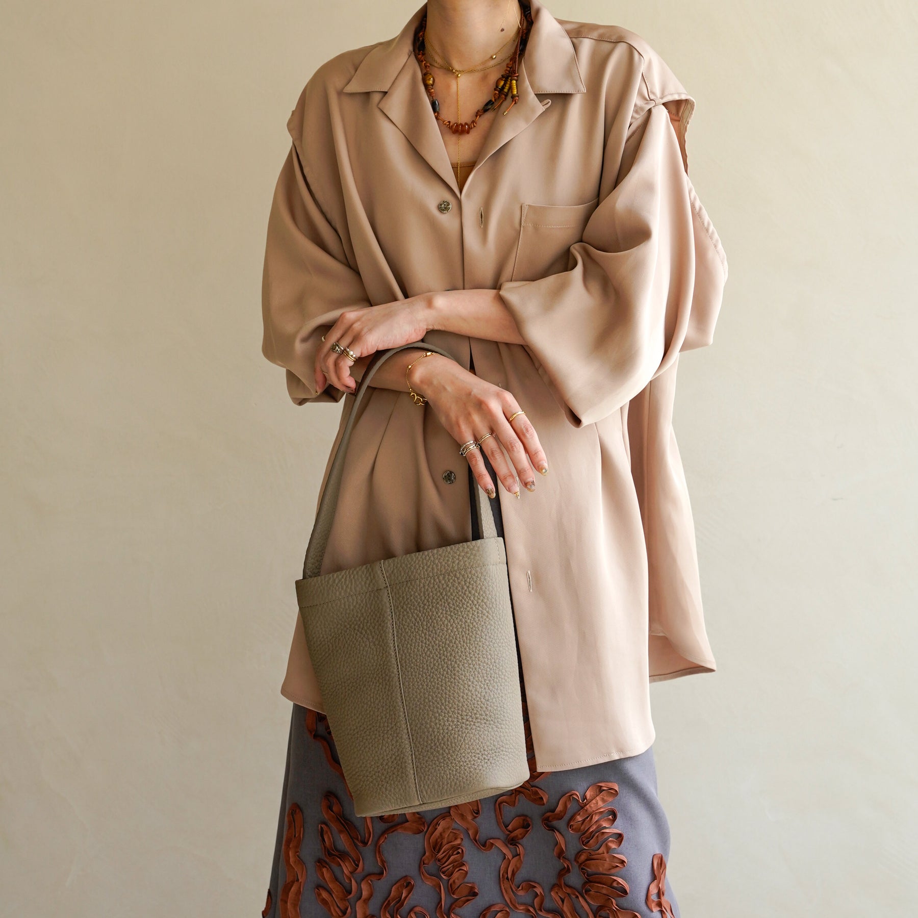 MARY BUCKET SHOULDER MINI / DIPLO SKY｜上品ミニバケットレザーバッグ｜レディース着用画像 スタイリング コーディネート｜ITTI（イッチ）公式