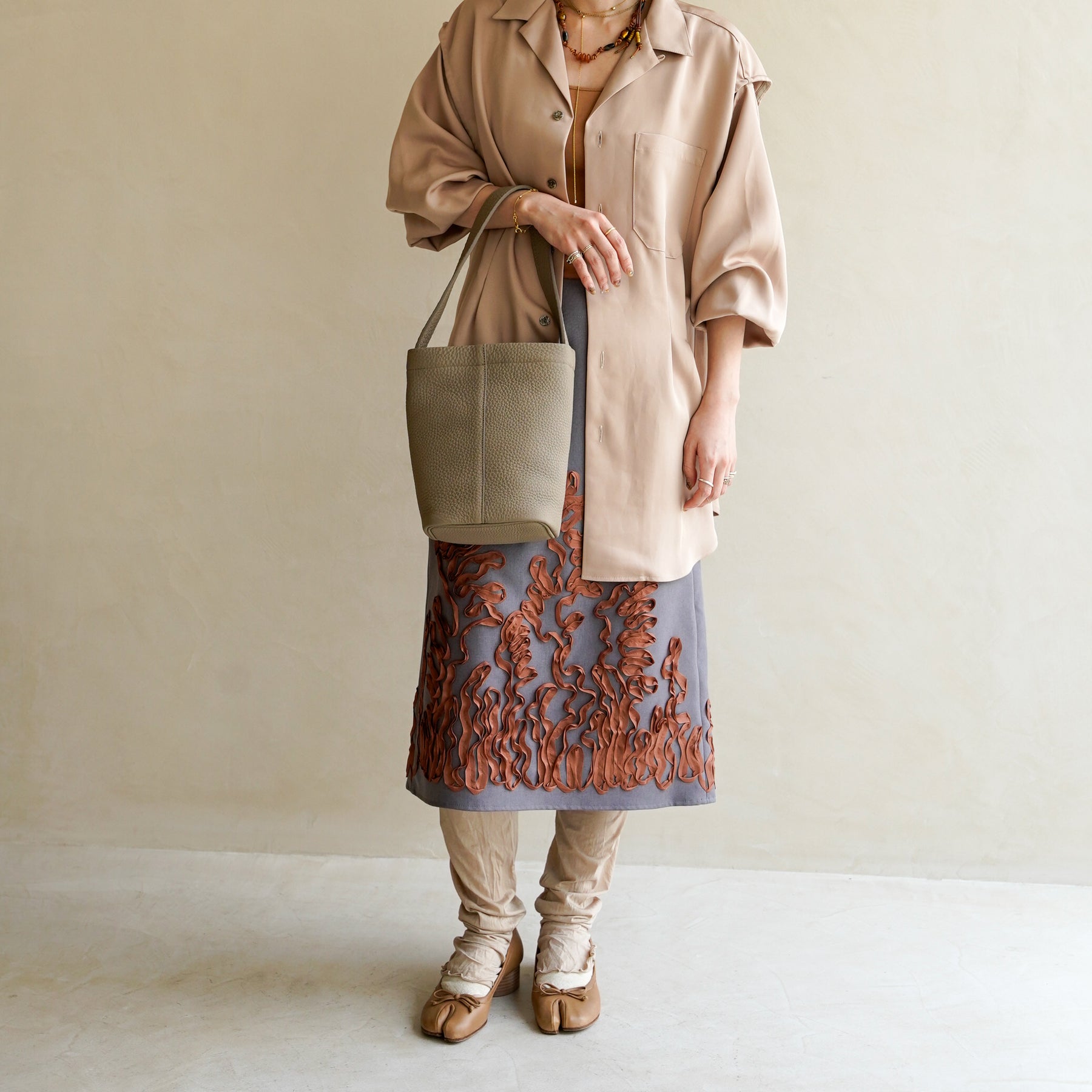 MARY BUCKET SHOULDER MINI / DIPLO SKY｜上品ミニバケットレザーバッグ｜レディース着用画像 スタイリング コーディネート｜ITTI（イッチ）公式