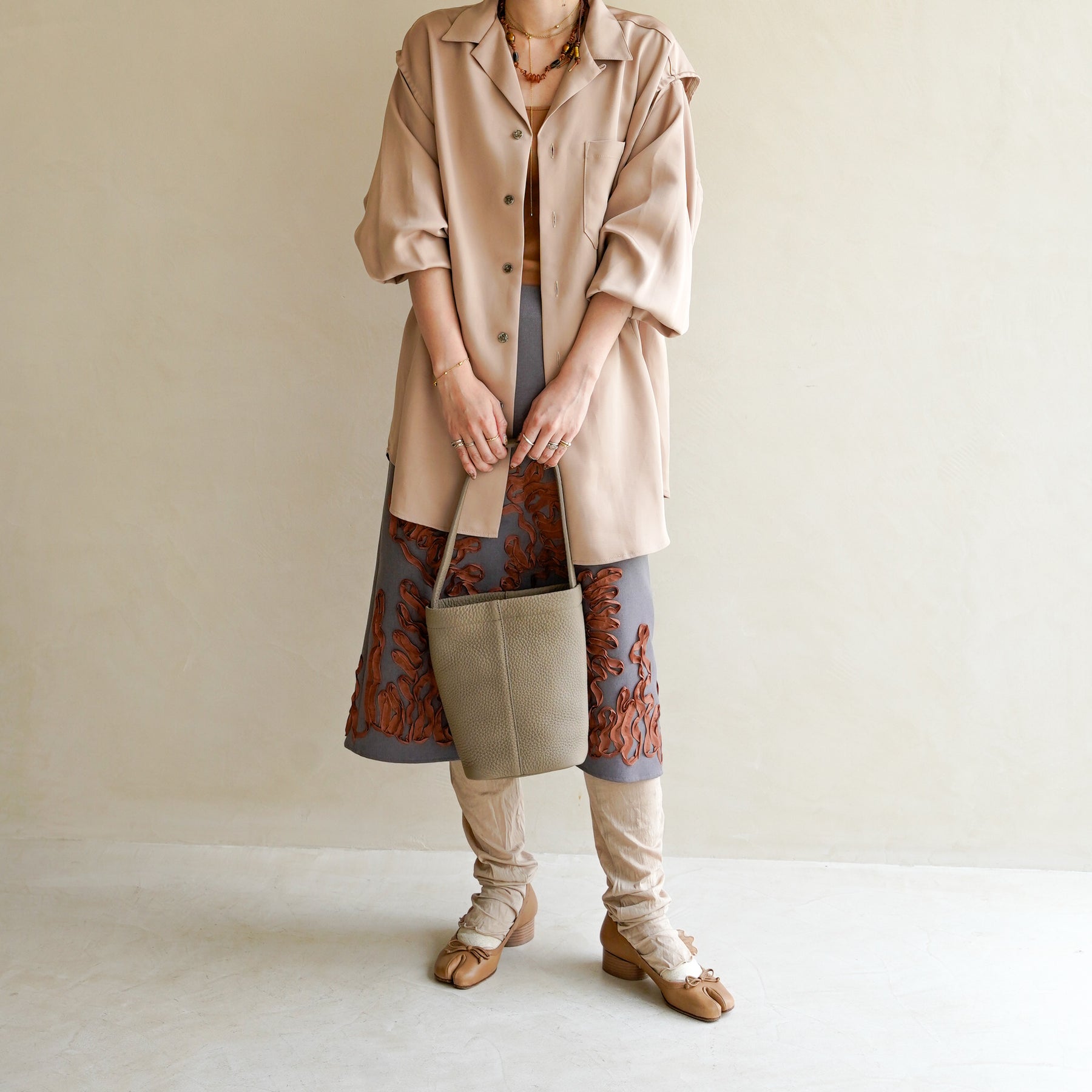 MARY BUCKET SHOULDER MINI / DIPLO SKY｜上品ミニバケットレザーバッグ｜レディース着用画像 スタイリング コーディネート｜ITTI（イッチ）公式