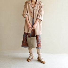 MARY BUCKET SHOULDER MINI / DIPLO SKY｜上品ミニバケットレザーバッグ｜レディース着用画像 スタイリング コーディネート｜ITTI（イッチ）公式