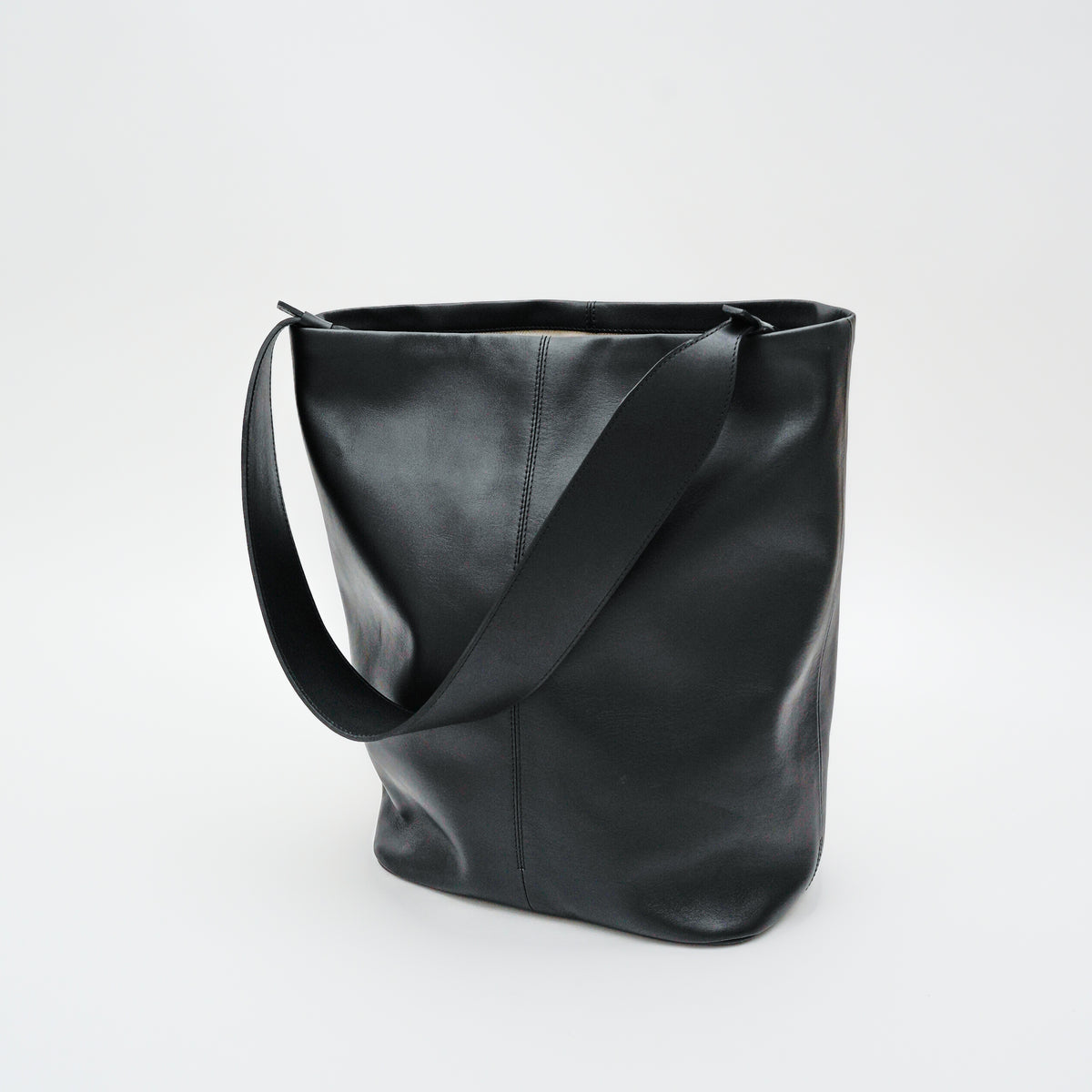 BONNIE BUCKET SHOULDER / RAPTO FLEX｜ミニマルな2WAYレザーバッグ｜ITTI（イッチ）公式