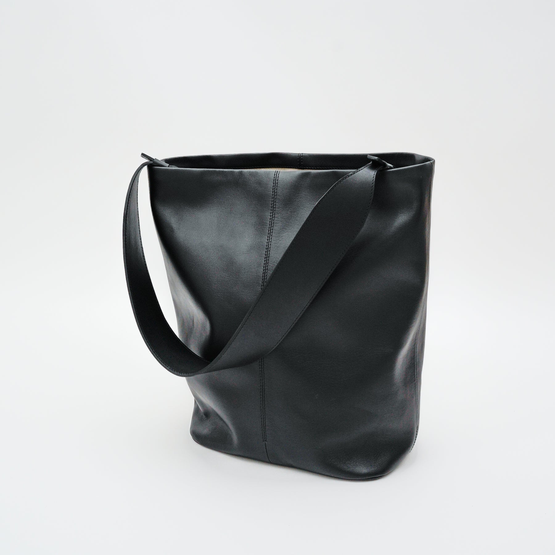 BONNIE BUCKET SHOULDER / RAPTO FLEX｜ミニマルな2WAYレザーバッグ｜ITTI（イッチ）公式