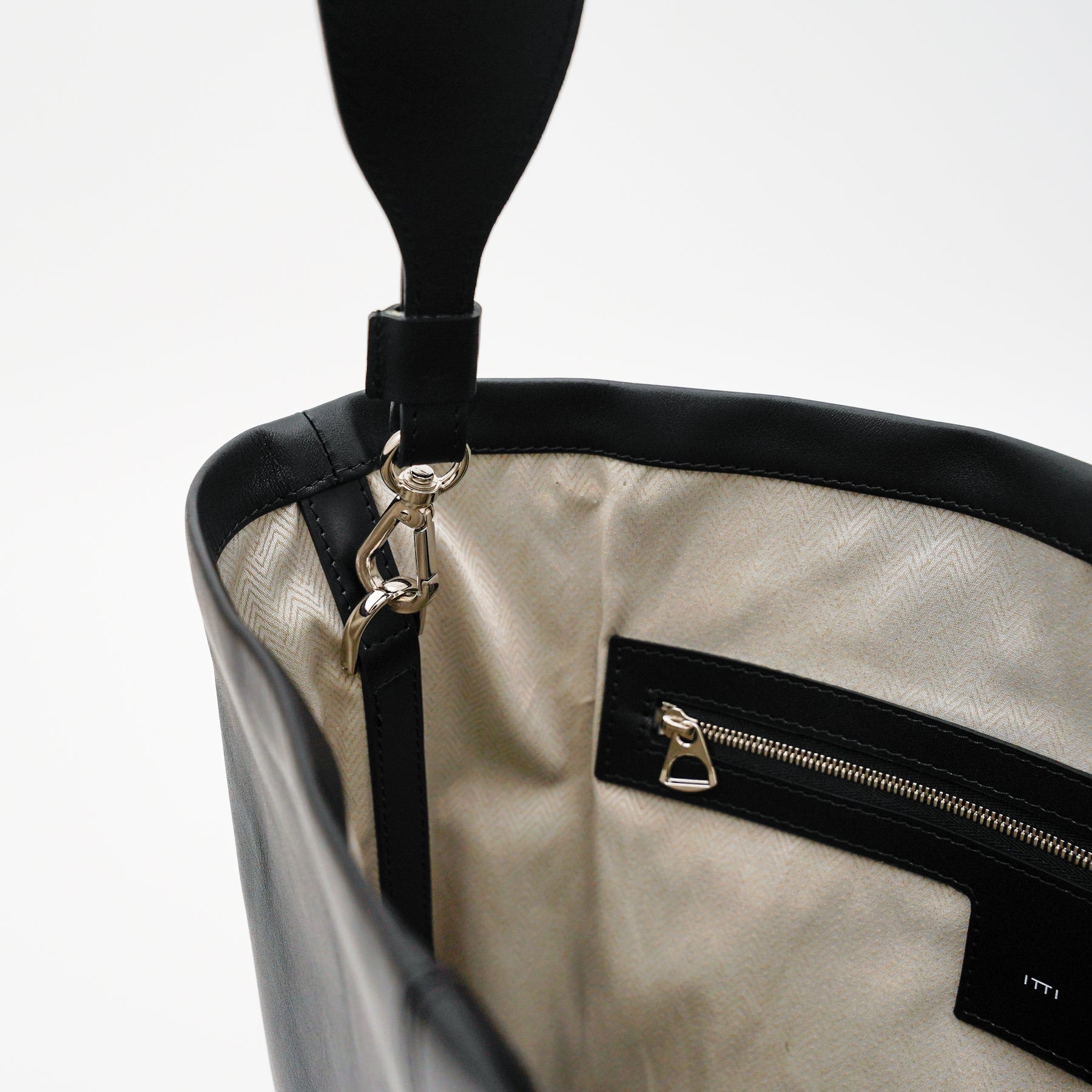 BONNIE BUCKET SHOULDER / RAPTO FLEX｜ミニマルな2WAYレザーバッグ｜ITTI（イッチ）公式