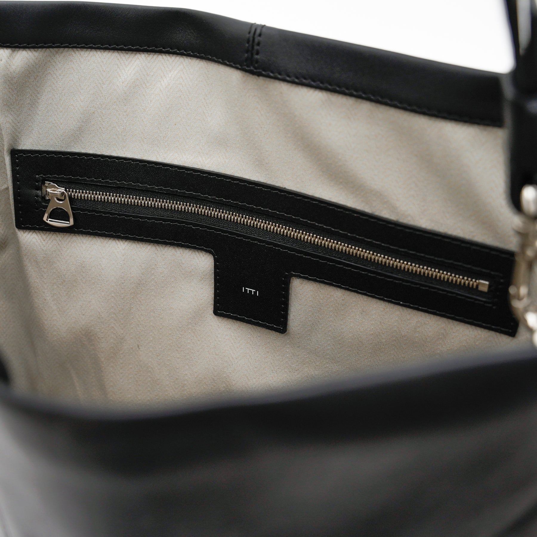 BONNIE BUCKET SHOULDER / RAPTO FLEX｜ミニマルな2WAYレザーバッグ｜ITTI（イッチ）公式