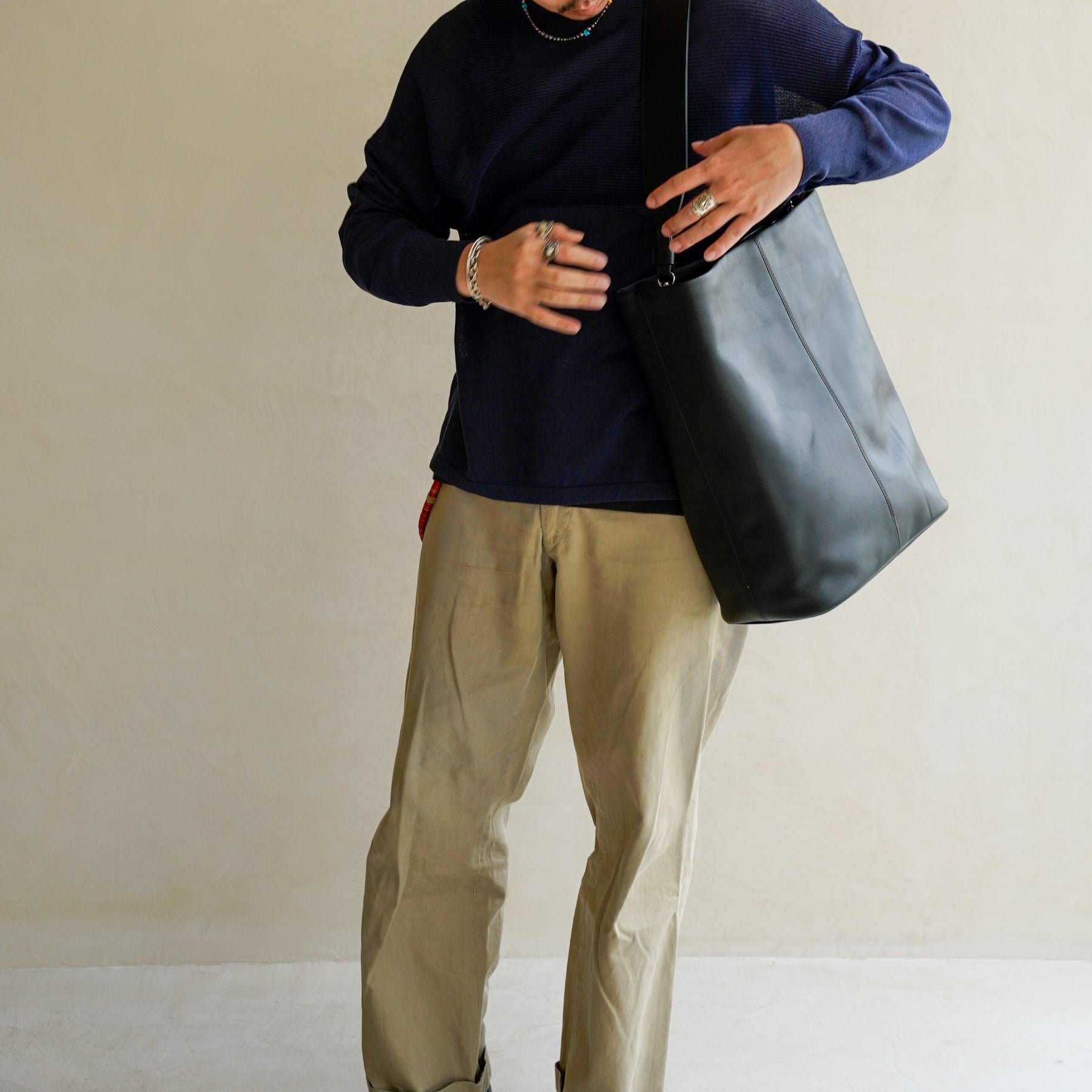 BONNIE BUCKET SHOULDER / RAPTO FLEX｜ミニマルな2WAYレザーバッグ｜メンズ着用画像 スタイリング コーディネート｜ITTI（イッチ）公式