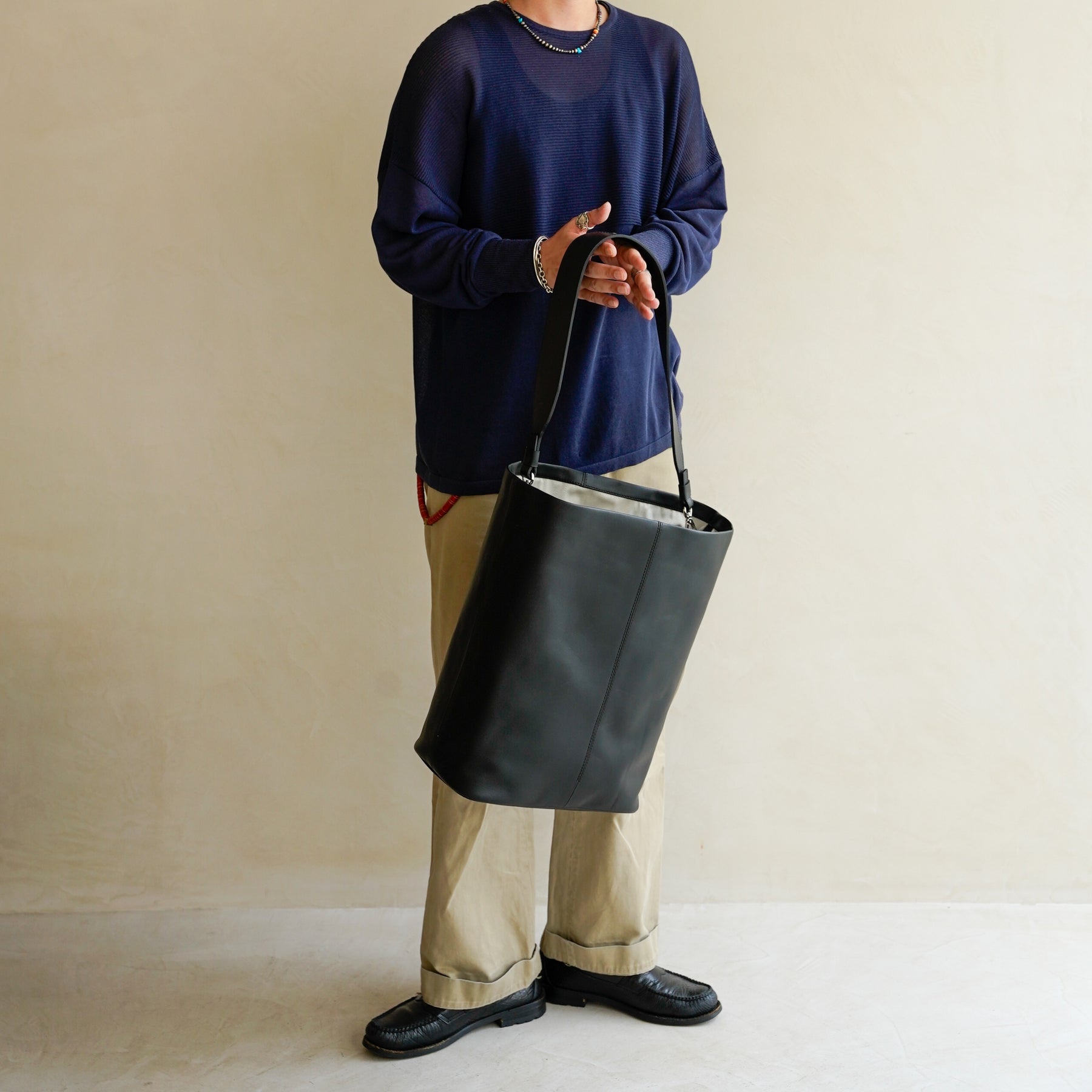 BONNIE BUCKET SHOULDER / RAPTO FLEX｜ミニマルな2WAYレザーバッグ｜メンズ着用画像 スタイリング コーディネート｜ITTI（イッチ）公式