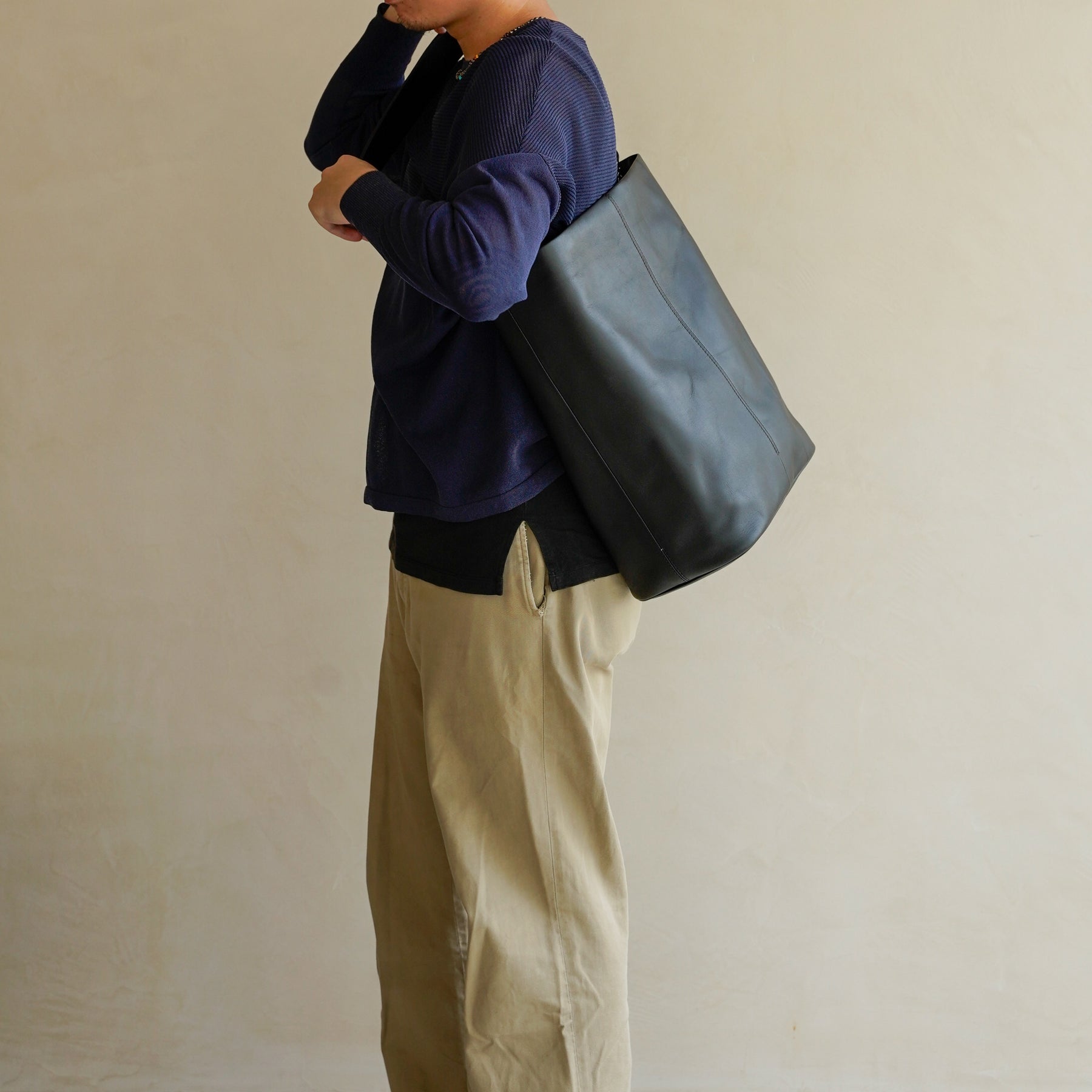 BONNIE BUCKET SHOULDER / RAPTO FLEX｜ミニマルな2WAYレザーバッグ｜メンズ着用画像 スタイリング コーディネート｜ITTI（イッチ）公式