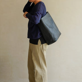 BONNIE BUCKET SHOULDER / RAPTO FLEX｜ミニマルな2WAYレザーバッグ｜メンズ着用画像 スタイリング コーディネート｜ITTI（イッチ）公式