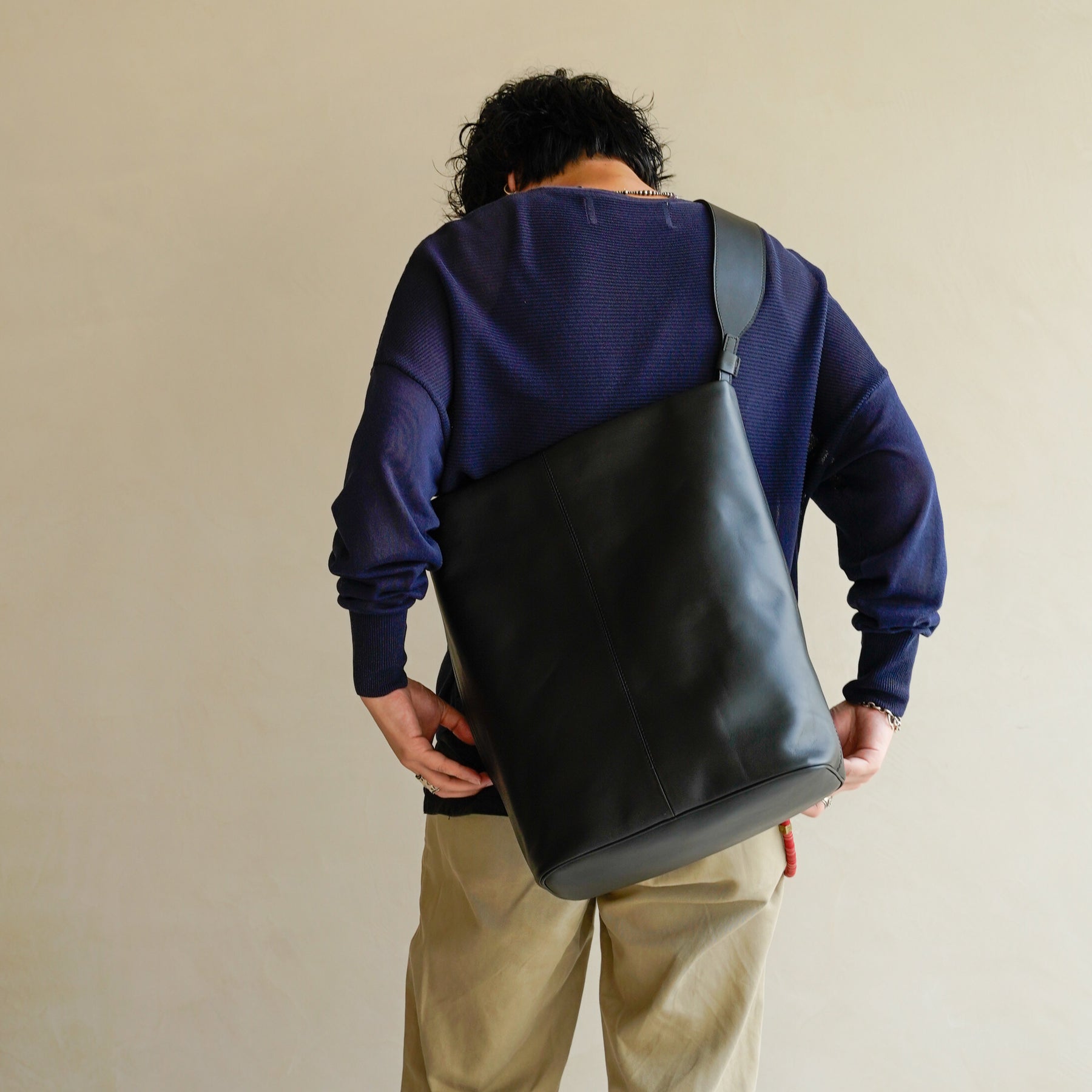 BONNIE BUCKET SHOULDER / RAPTO FLEX｜ミニマルな2WAYレザーバッグ｜メンズ着用画像 スタイリング コーディネート｜ITTI（イッチ）公式