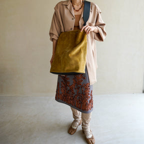 BONNIE BUCKET SHOULDER / MOSSA LDN｜高機能スエード×洗練デザイン バケットバッグ｜女性着用のスタイリング コーディネート｜ITTI（イッチ）公式