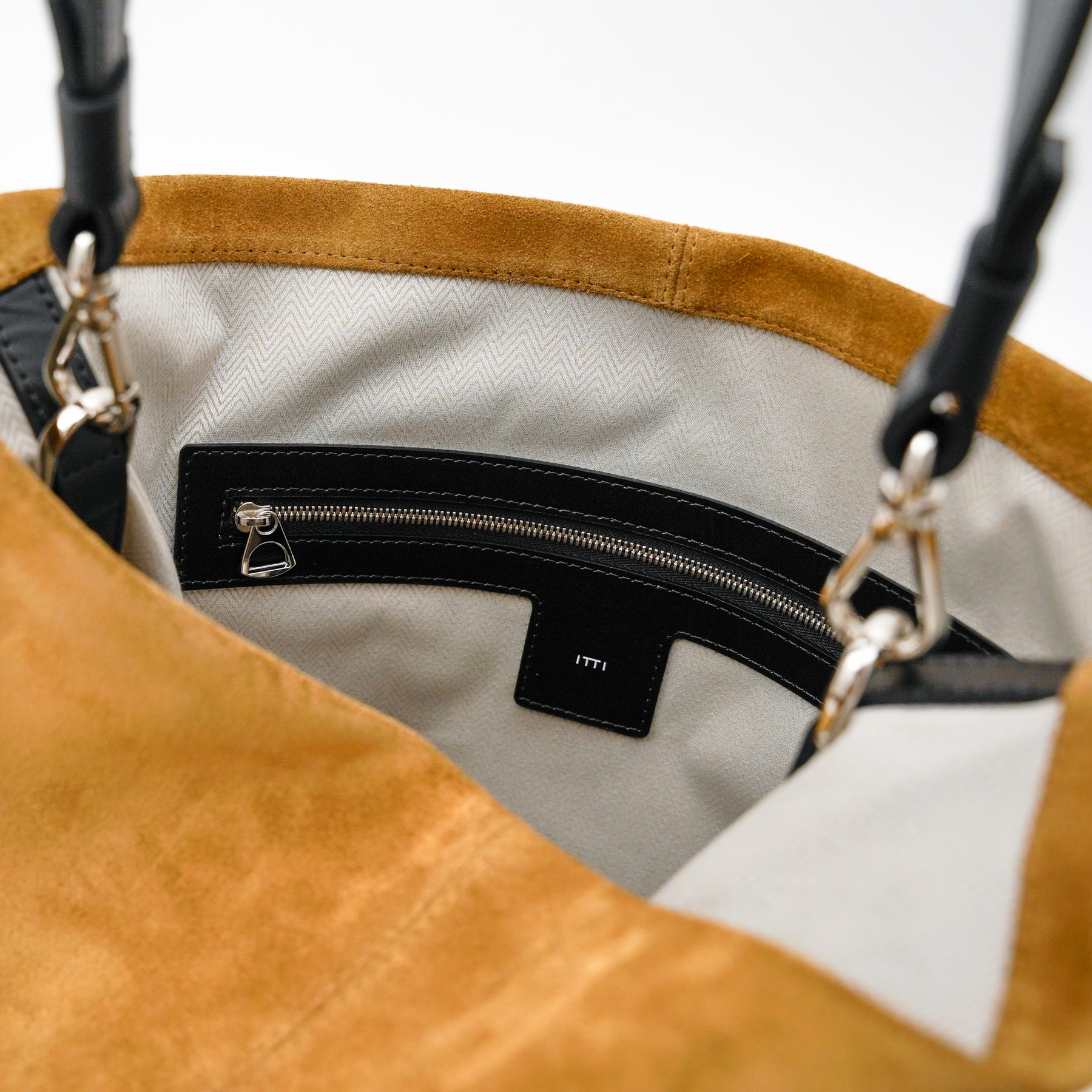 BONNIE BUCKET SHOULDER / MOSSA LDN｜高機能スエード×洗練デザイン バケットバッグ｜ITTI（イッチ）公式