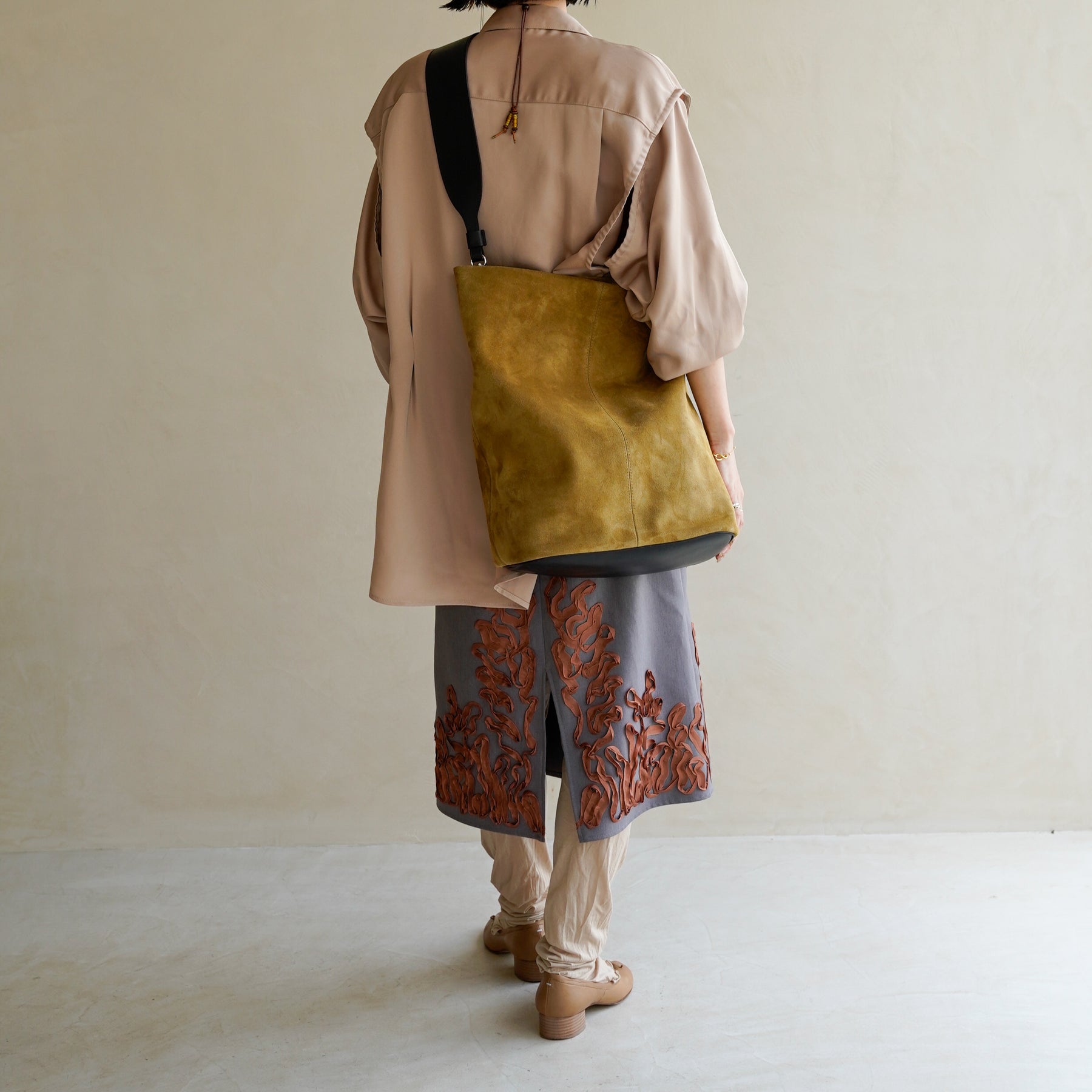 BONNIE BUCKET SHOULDER / MOSSA LDN｜高機能スエード×洗練デザイン バケットバッグ｜女性着用のスタイリング コーディネート｜ITTI（イッチ）公式