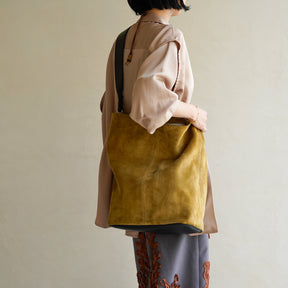 BONNIE BUCKET SHOULDER / MOSSA LDN｜高機能スエード×洗練デザイン バケットバッグ｜女性着用のスタイリング コーディネート｜ITTI（イッチ）公式