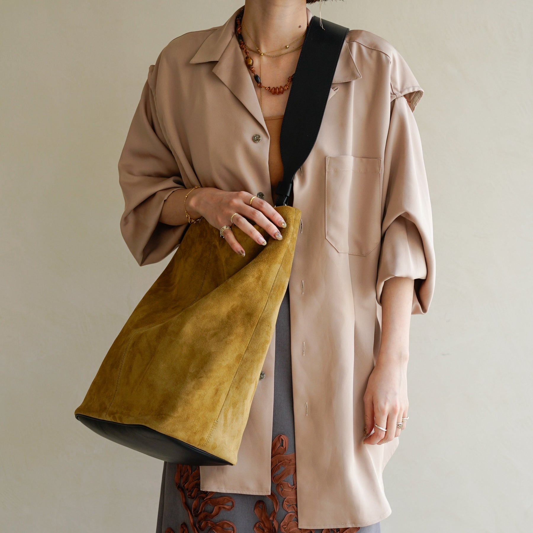 BONNIE BUCKET SHOULDER / MOSSA LDN｜高機能スエード×洗練デザイン バケットバッグ｜女性着用のスタイリング コーディネート｜ITTI（イッチ）公式