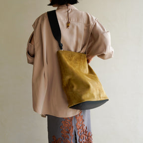 BONNIE BUCKET SHOULDER / MOSSA LDN｜高機能スエード×洗練デザイン バケットバッグ｜女性着用のスタイリング コーディネート｜ITTI（イッチ）公式