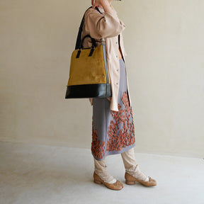 BONNIE VERTICAL TOTE - PM / MOSSA LDN｜ノートPC収納 縦型トートバッグ｜レディース着用画像 スタイリング コーディネート｜ITTI（イッチ）公式