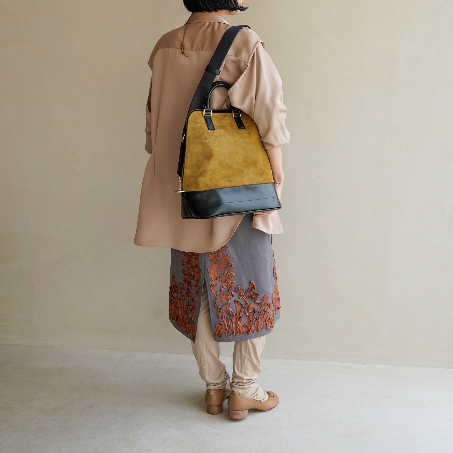 BONNIE VERTICAL TOTE - PM / MOSSA LDN｜ノートPC収納 縦型トートバッグ｜レディース着用画像 スタイリング コーディネート｜ITTI（イッチ）公式