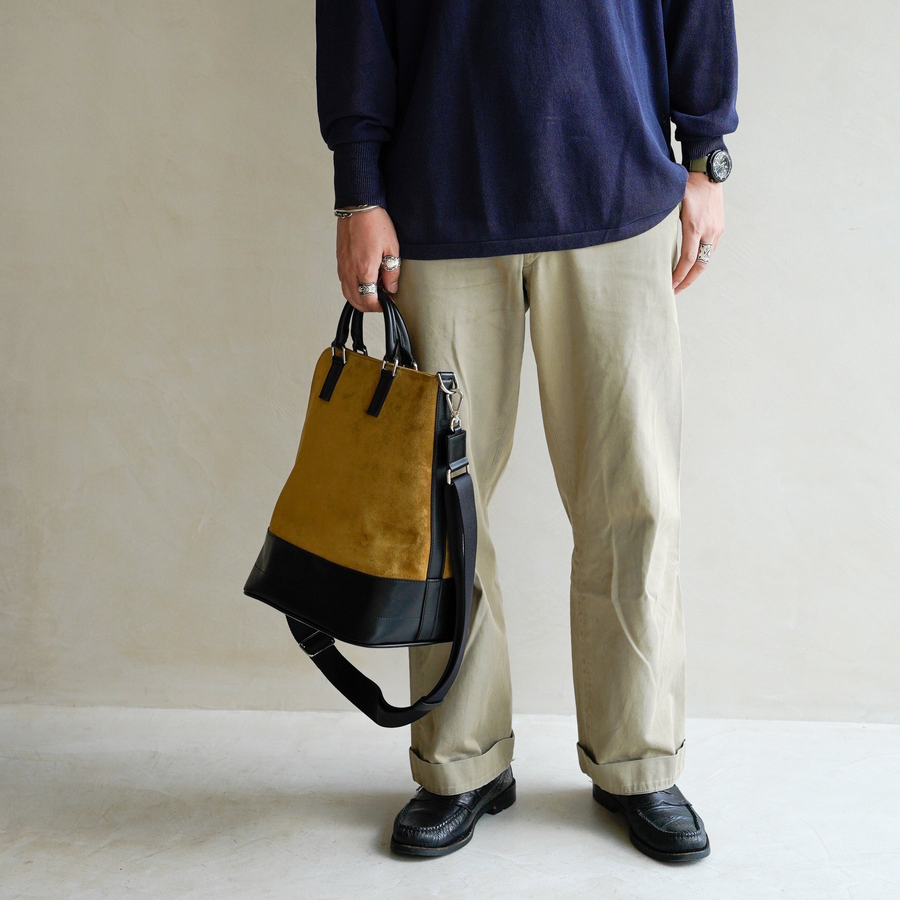 BONNIE VERTICAL TOTE - PM / MOSSA LDN｜ノートPC収納 縦型トートバッグ｜メンズ着用画像 スタイリング コーディネート｜ITTI（イッチ）公式