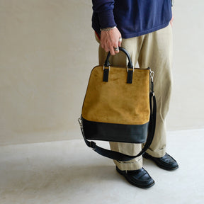BONNIE VERTICAL TOTE - PM / MOSSA LDN｜ノートPC収納 縦型トートバッグ｜メンズ着用画像 スタイリング コーディネート｜ITTI（イッチ）公式