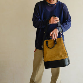 BONNIE VERTICAL TOTE - PM / MOSSA LDN｜ノートPC収納 縦型トートバッグ｜メンズ着用画像 スタイリング コーディネート｜ITTI（イッチ）公式