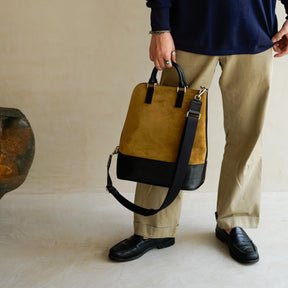 BONNIE VERTICAL TOTE - PM / MOSSA LDN｜ノートPC収納 縦型トートバッグ｜メンズ着用画像 スタイリング コーディネート｜ITTI（イッチ）公式
