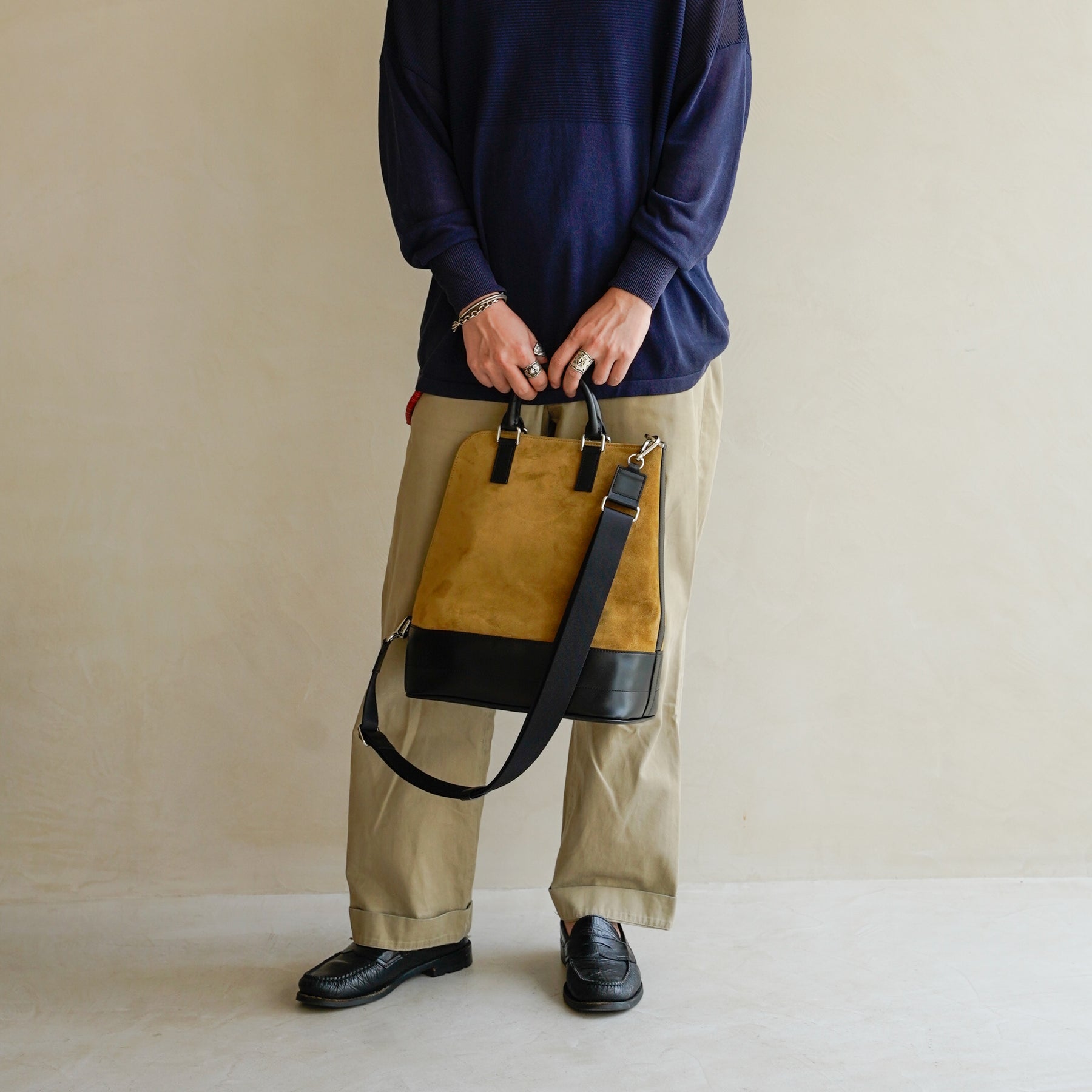 BONNIE VERTICAL TOTE - PM / MOSSA LDN｜ノートPC収納 縦型トートバッグ｜メンズ着用画像 スタイリング コーディネート｜ITTI（イッチ）公式