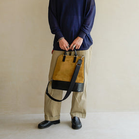 BONNIE VERTICAL TOTE - PM / MOSSA LDN｜ノートPC収納 縦型トートバッグ｜メンズ着用画像 スタイリング コーディネート｜ITTI（イッチ）公式