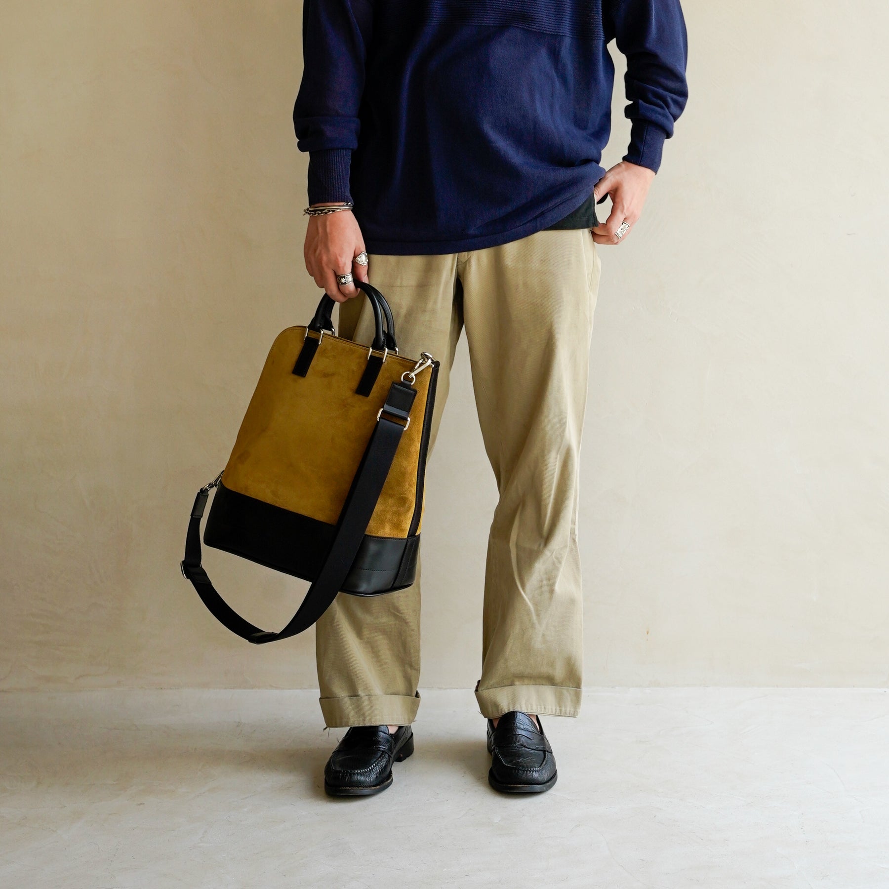 BONNIE VERTICAL TOTE - PM / MOSSA LDN｜ノートPC収納 縦型トートバッグ｜メンズ着用画像 スタイリング コーディネート｜ITTI（イッチ）公式