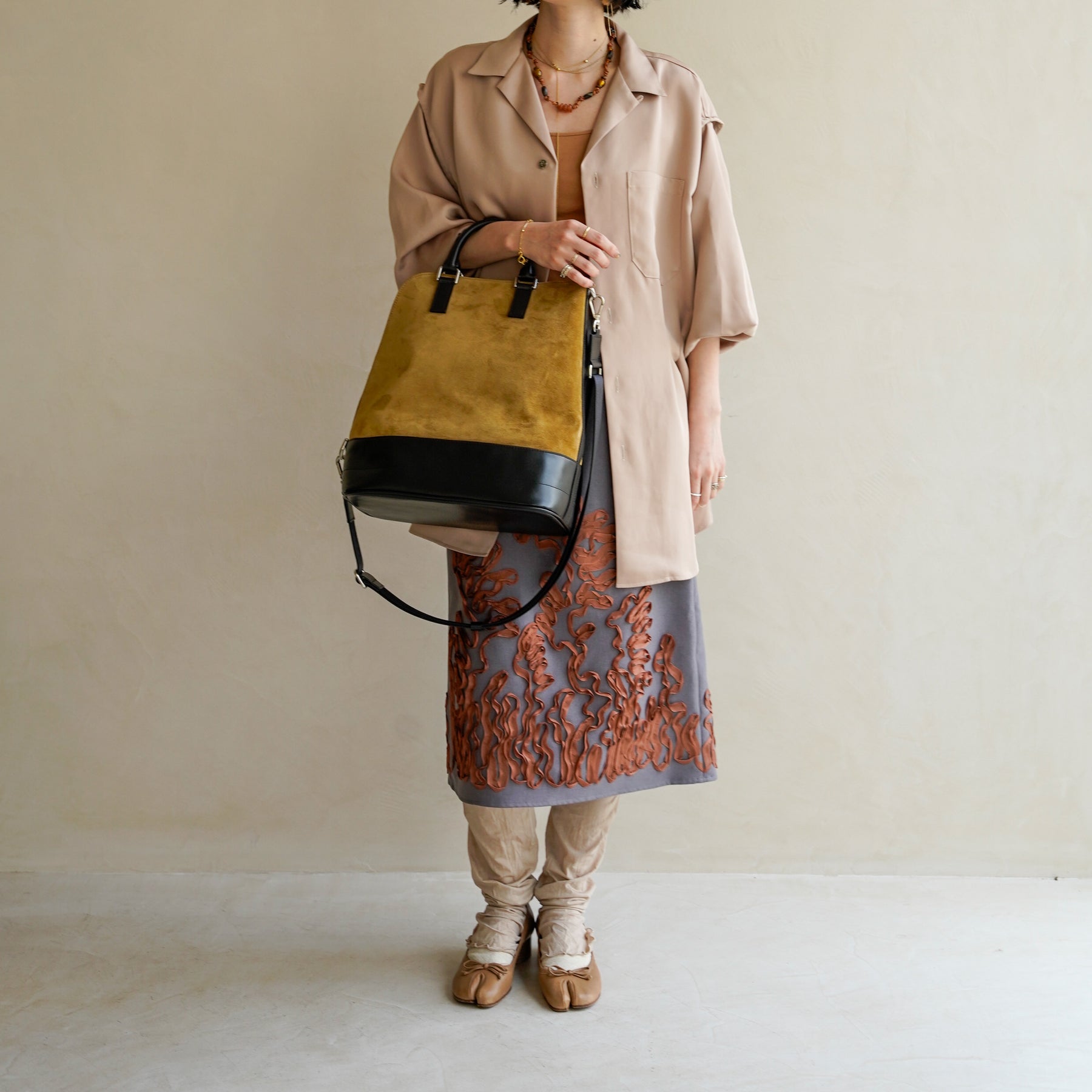 BONNIE VERTICAL TOTE - PM / MOSSA LDN｜ノートPC収納 縦型トートバッグ｜レディース着用画像 スタイリング コーディネート｜ITTI（イッチ）公式