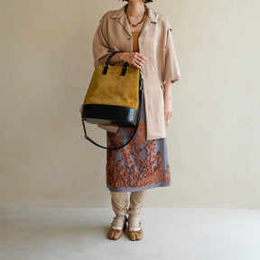 BONNIE VERTICAL TOTE - PM / MOSSA LDN｜ノートPC収納 縦型トートバッグ｜レディース着用画像 スタイリング コーディネート｜ITTI（イッチ）公式