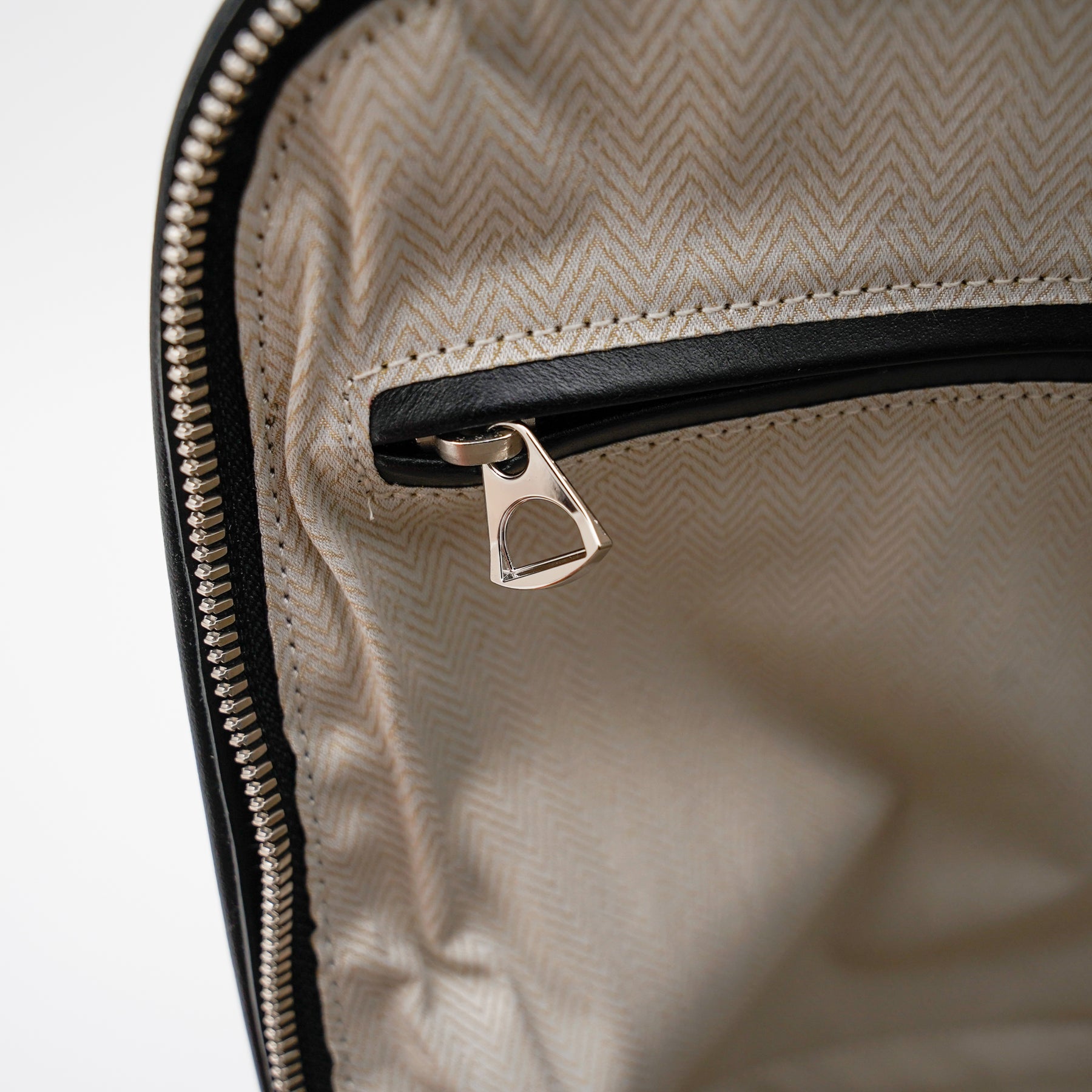 BONNIE VERTICAL TOTE - PM / RAPTO FLEX｜PC収納可 ミニマル縦型トートバッグ｜ITTI（イッチ）公式