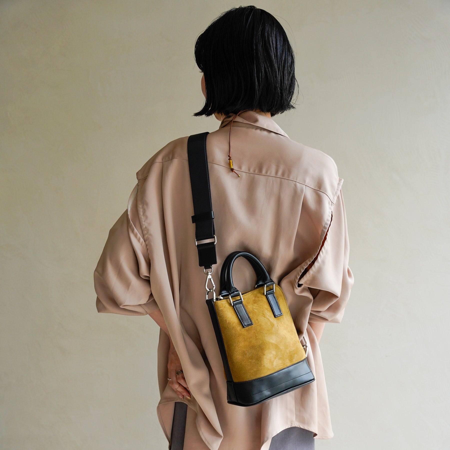 BONNIE VERTICAL TOTE - XS / MOSSA LDN｜ミニトートバッグ スエード 軽量 撥水｜レディース着用イメージ スタイリング コーディネート｜ITTI（イッチ）公式