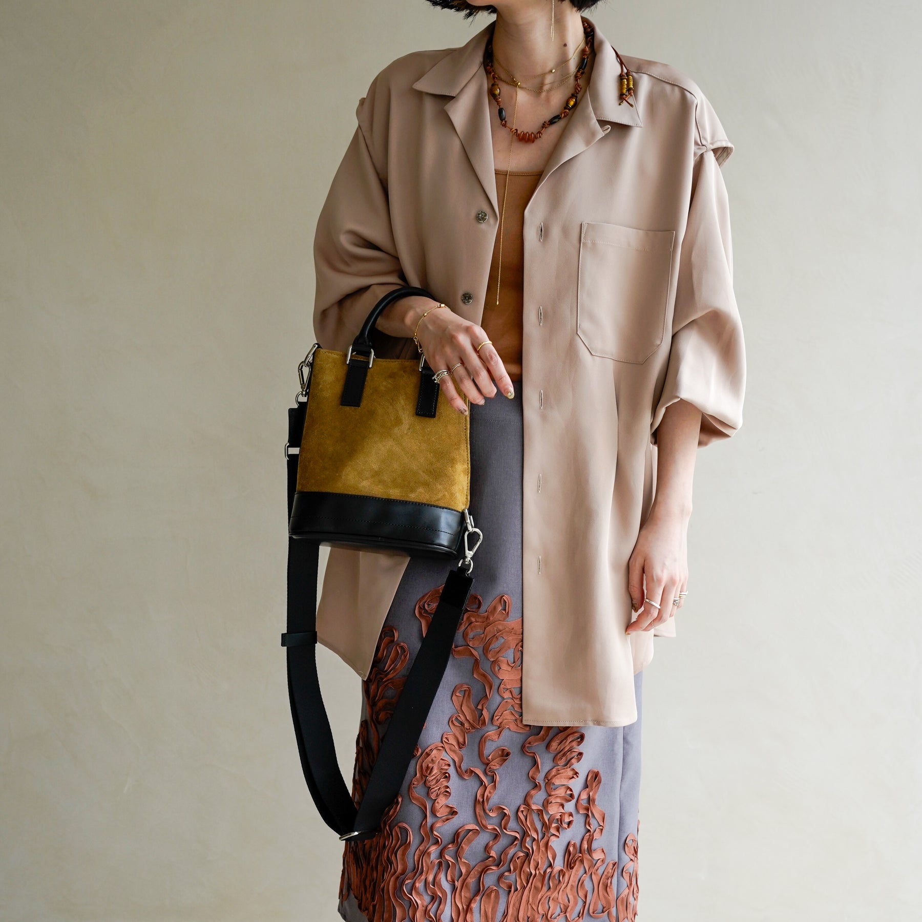 BONNIE VERTICAL TOTE - XS / MOSSA LDN｜ミニトートバッグ スエード 軽量 撥水｜レディース着用イメージ スタイリング コーディネート｜ITTI（イッチ）公式