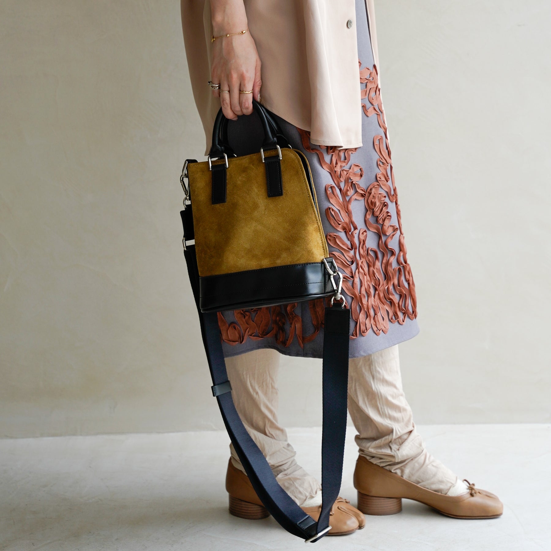 BONNIE VERTICAL TOTE - XS / MOSSA LDN｜ミニトートバッグ スエード 軽量 撥水｜レディース着用イメージ スタイリング コーディネート｜ITTI（イッチ）公式