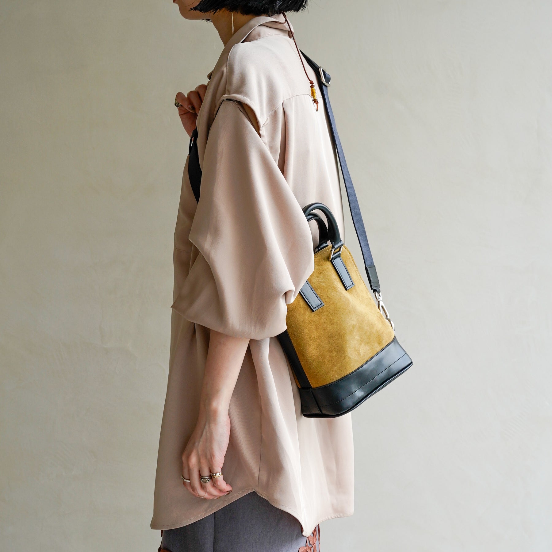 BONNIE VERTICAL TOTE - XS / MOSSA LDN｜ミニトートバッグ スエード 軽量 撥水｜レディース着用イメージ スタイリング コーディネート｜ITTI（イッチ）公式