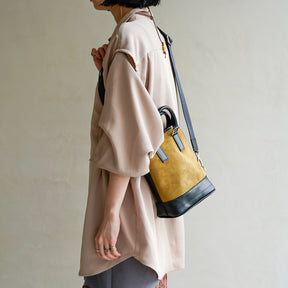 BONNIE VERTICAL TOTE - XS / MOSSA LDN｜ミニトートバッグ スエード 軽量 撥水｜レディース着用イメージ スタイリング コーディネート｜ITTI（イッチ）公式