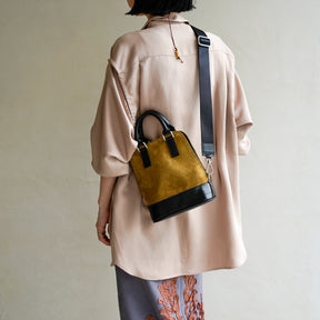 BONNIE VERTICAL TOTE - XS / MOSSA LDN｜ミニトートバッグ スエード 軽量 撥水｜レディース着用イメージ スタイリング コーディネート｜ITTI（イッチ）公式