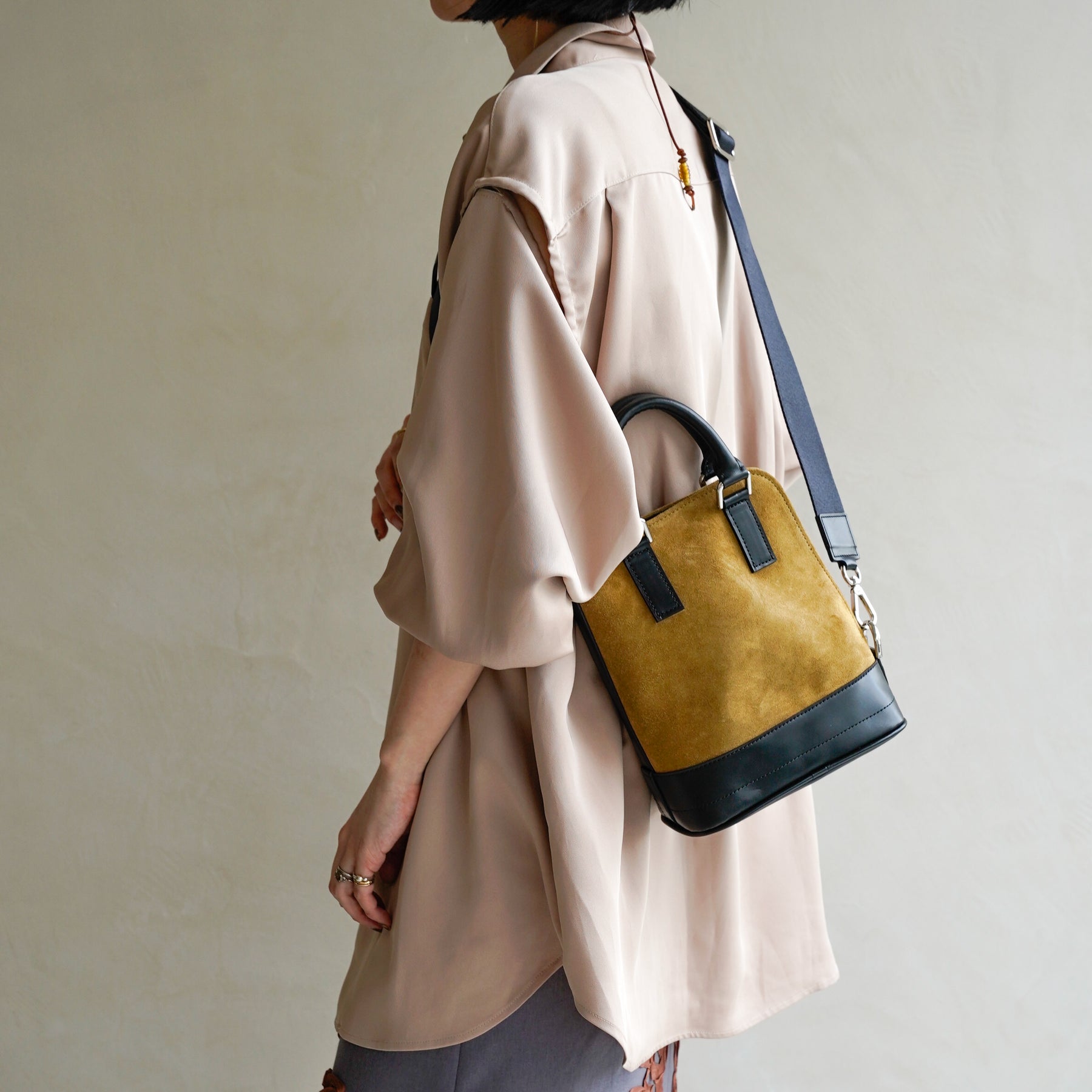 BONNIE VERTICAL TOTE - XS / MOSSA LDN｜ミニトートバッグ スエード 軽量 撥水｜レディース着用イメージ スタイリング コーディネート｜ITTI（イッチ）公式