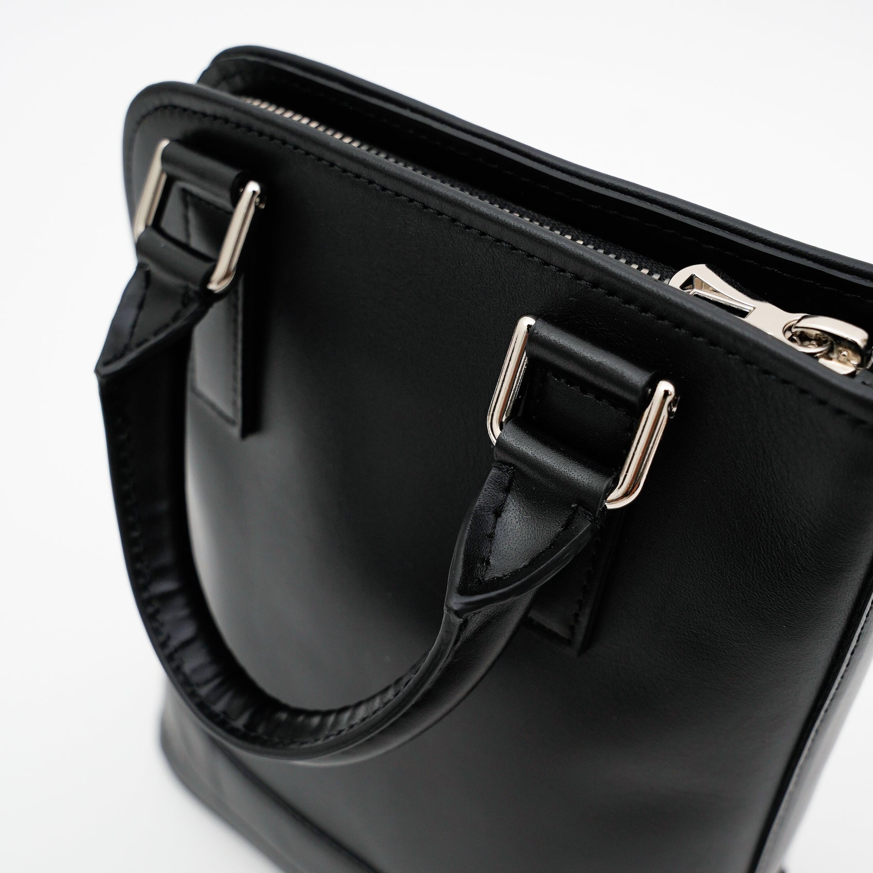 BONNIE VERTICAL TOTE - XS / RAPTO FLEX｜洗練ミニトート 縦型 本革バッグ メンズ レディース｜ITTI（イッチ）公式