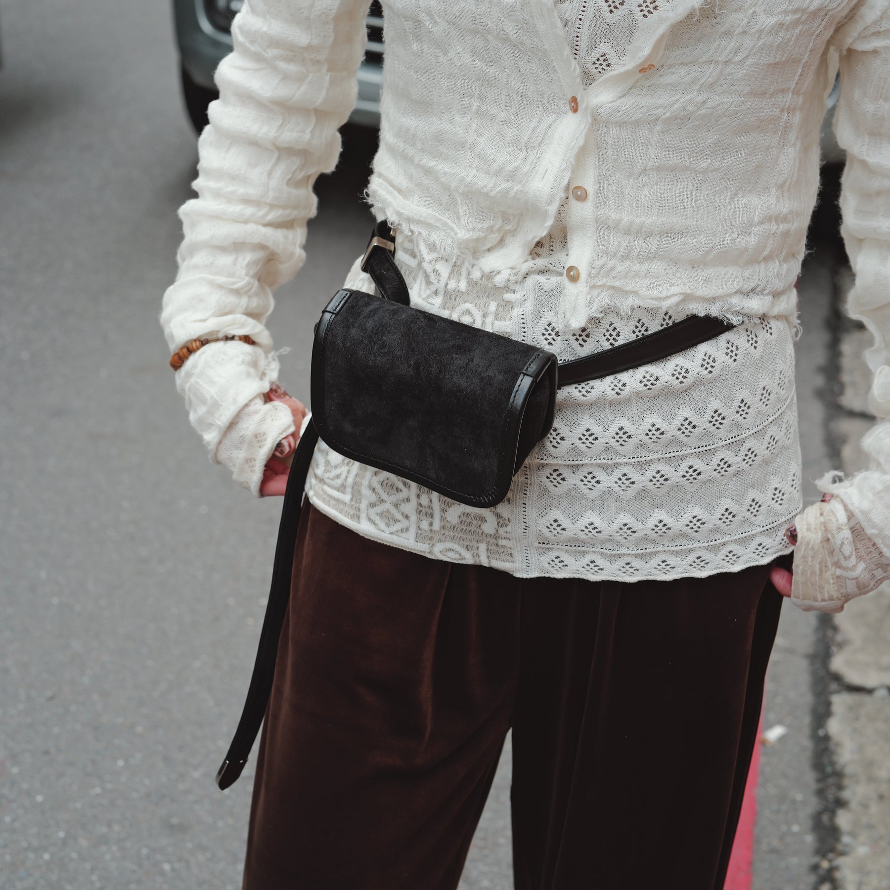 MICHELLE CAMERA ERRAND POUCH / MOSSA LDN｜スエード素材の2WAYポーチ｜ITTI（イッチ）公式｜モデル着用 スタイリング コーディネート