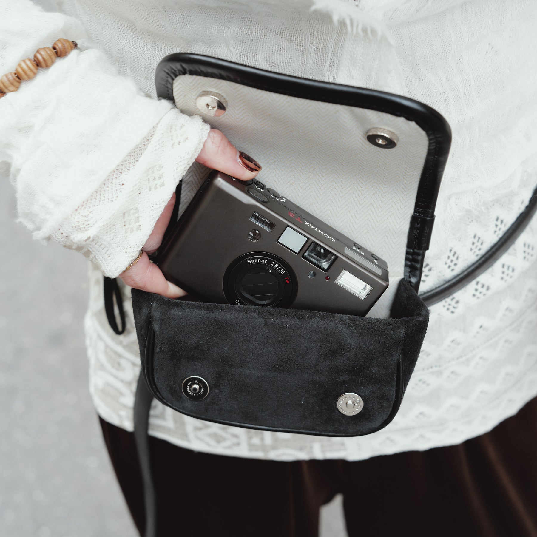 MICHELLE CAMERA ERRAND POUCH / MOSSA LDN｜スエード素材の2WAYポーチ｜ITTI（イッチ）公式｜モデル着用 スタイリング コーディネート