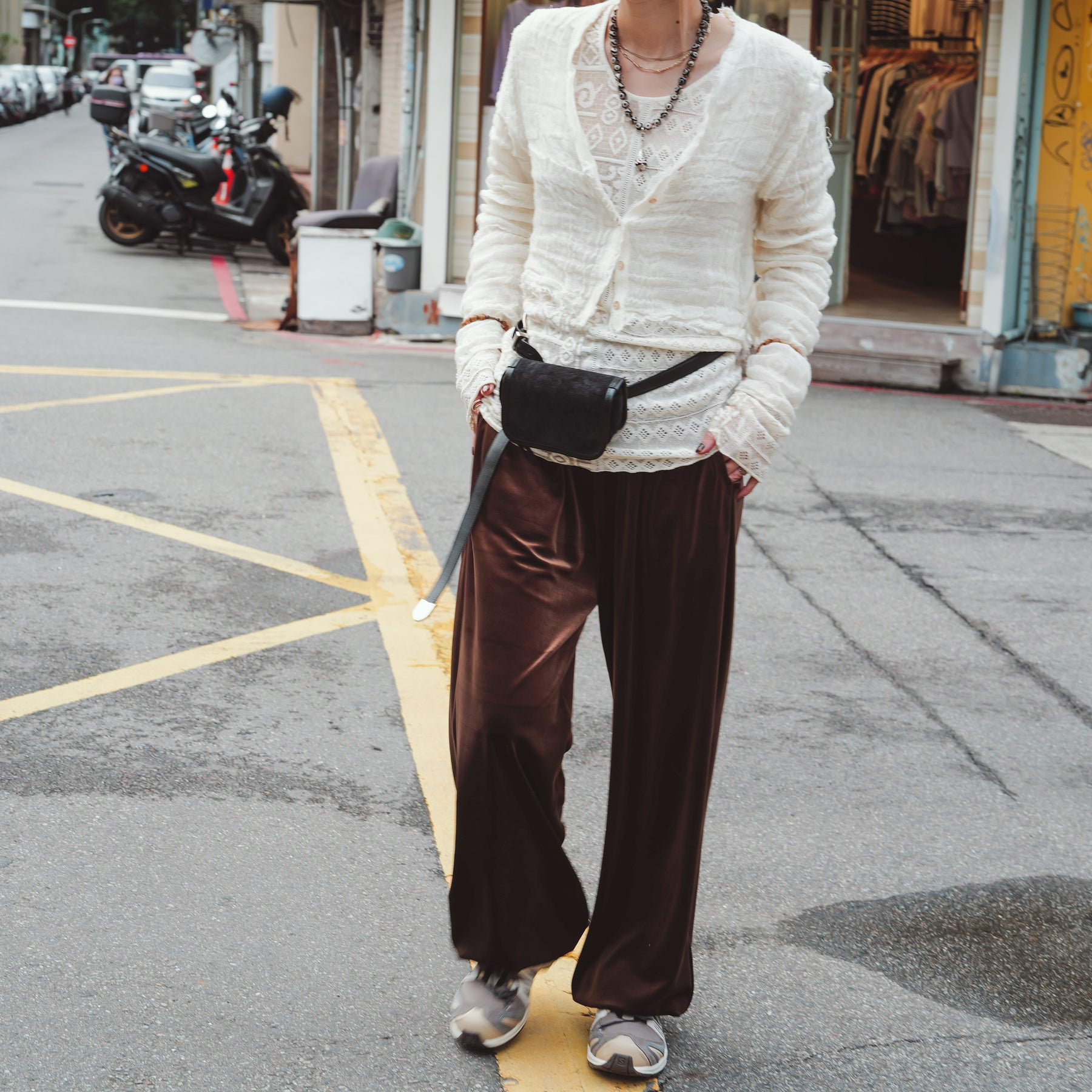 MICHELLE CAMERA ERRAND POUCH / MOSSA LDN｜スエード素材の2WAYポーチ｜ITTI（イッチ）公式｜モデル着用 スタイリング コーディネート