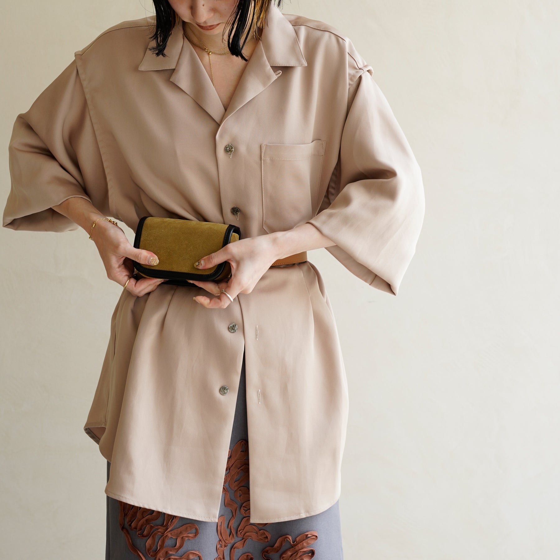 MICHELLE CAMERA ERRAND POUCH / MOSSA LDN｜レディース着用画像 スタイリング コーディネート｜スエード素材の2WAYポーチ｜ITTI（イッチ）公式